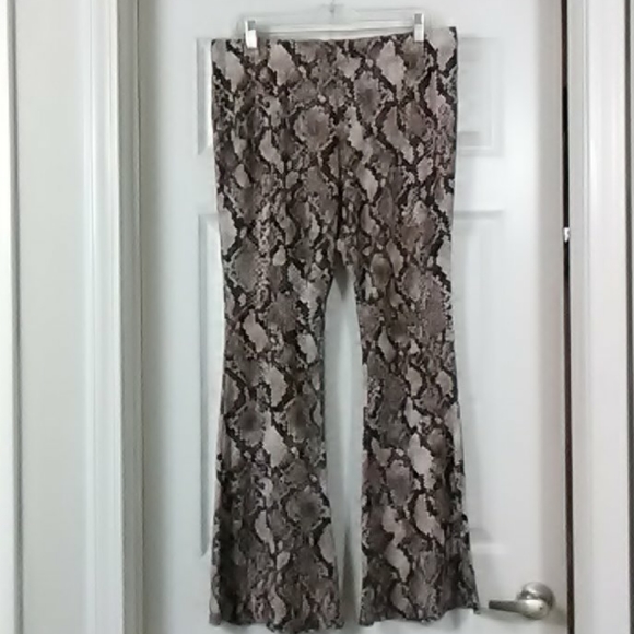 no boundaries bell bottom leggings